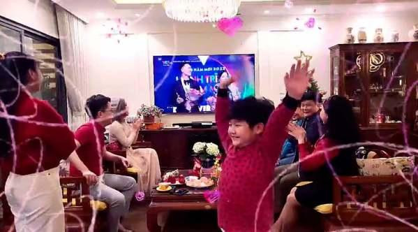 Bé Bon hò hét khi bố nhận giải