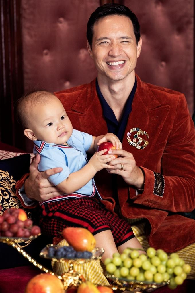 Leon điển trai, kháu khỉnh bên cạnh bố Kim Lý.