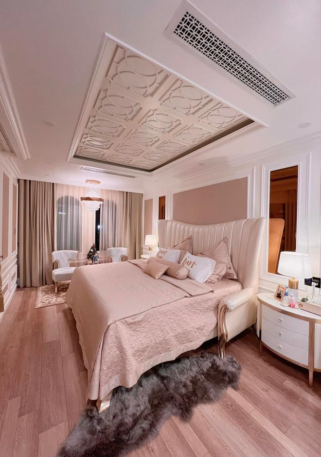 Tông hồng ngọt ngào nhưng không kém sự thời thượng trong căn phòng ngủ của nữ ca sĩ. Tông hồng ngọt ngào nhưng không kém sự thời thượng trong căn phòng ngủ của nữ ca sĩ.