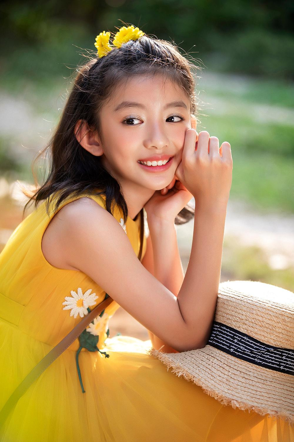 Cô bé Chiko rạng rỡ, tươi tắn và dạn dĩ trước ống kính.