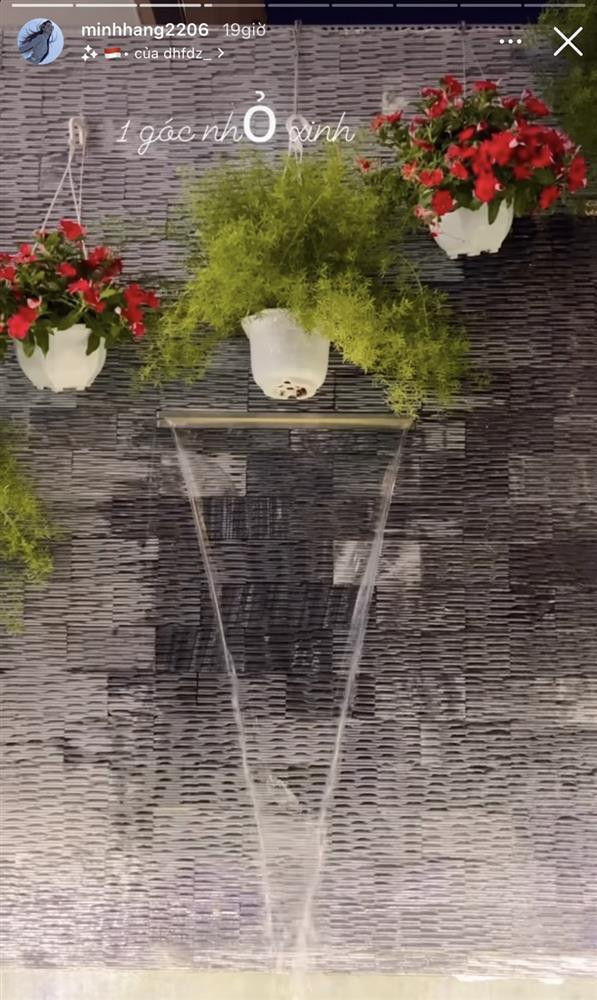 Một vài tiểu cảnh trong nhà được bày trí hoa lá đậm chất xuân. Một vài tiểu cảnh trong nhà được bày trí hoa lá đậm chất xuân.