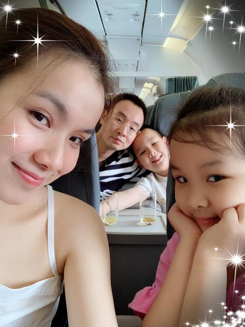 Vẻ lém lỉnh, dễ thương đúng tuổi của bé Mon khiến người hâm mộ yêu mến.