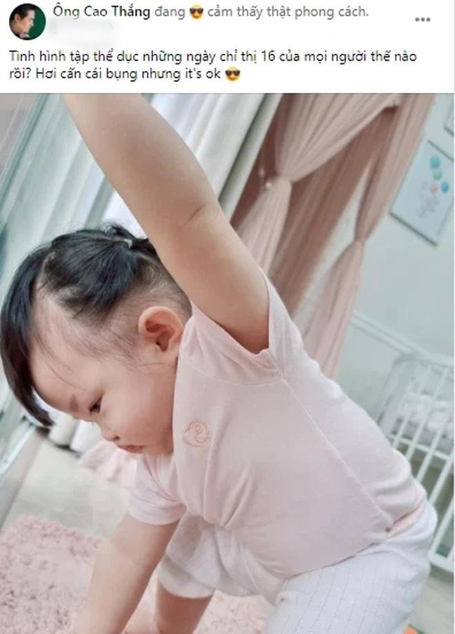 Cô bé siêng vận động nhờ được ba mẹ dạy tập thể dục thường xuyên.