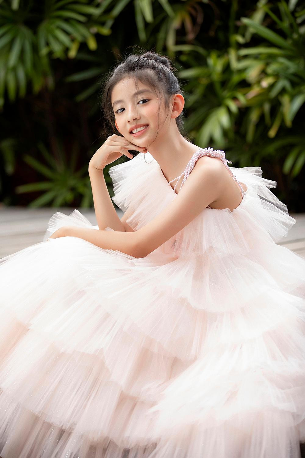 Vẻ yêu kiều ở cô bé được nhận xét là rất giống mẹ Ngọc Diễm.