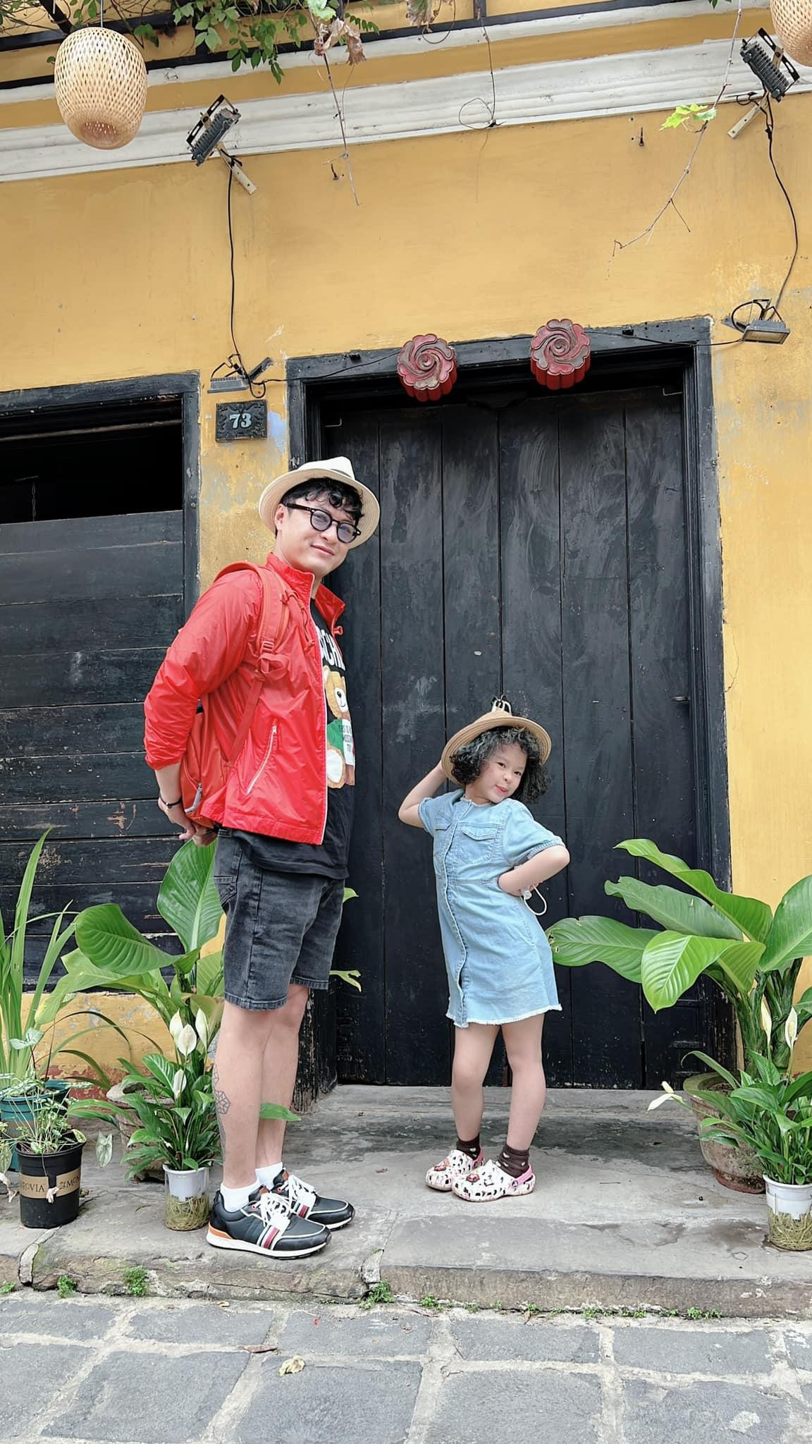 Biểu cảm "khó đỡ" của nhóc tì nhà Hồng Đăng.