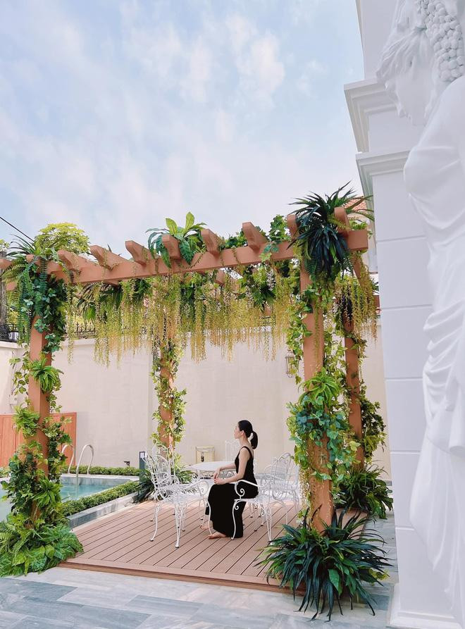 "Bạch dinh" của Lệ Quyên được xem như lâu đài của "nữ hoàng phòng trà". "Bạch dinh" của Lệ Quyên được xem như lâu đài của "nữ hoàng phòng trà".