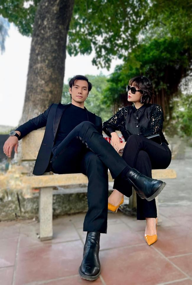 Thanh Hương và Nhan Phúc Vinh diện đồ đen cực ngầu.