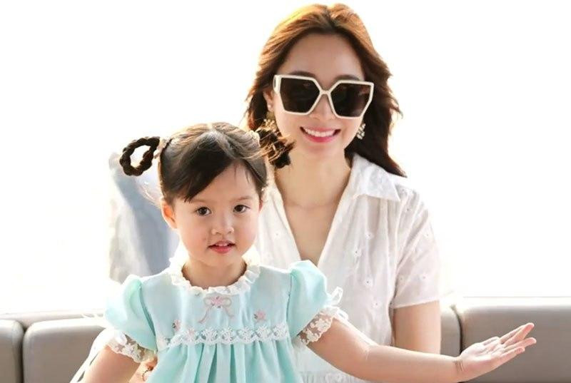 Con gái Hoa Hậu Đặng Thu Thảo dạn dĩ trước ống kính, tỏa sáng bên cạnh mẹ.