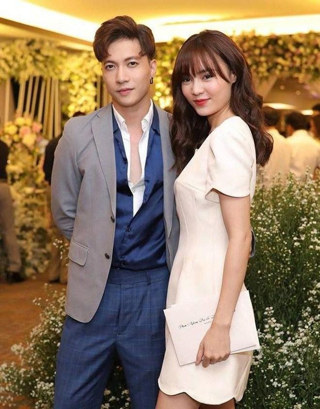 S.T Sơn Thạch và Ninh Dương Lan Ngọc thường xuất hiện cùng nhau trong các sự kiện. S.T Sơn Thạch và Ninh Dương Lan Ngọc thường xuất hiện cùng nhau trong các sự kiện.