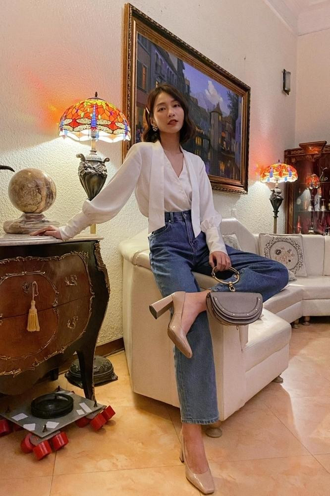 Nhân vật Tuệ Nhi thường xuất hiện với các phụ kiện có màu sắc trung tính, thể hiện sự nữ tính và thanh lịch phù hợp với tính cách nhân vật. Nhân vật Tuệ Nhi thường xuất hiện với các phụ kiện có màu sắc trung tính, thể hiện sự nữ tính và thanh lịch phù hợp với tính cách nhân vật.