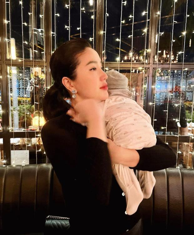 Bảo Thy là mẹ bỉm sữa "nghiện" con của showbiz Việt. Bảo Thy là mẹ bỉm sữa "nghiện" con của showbiz Việt.