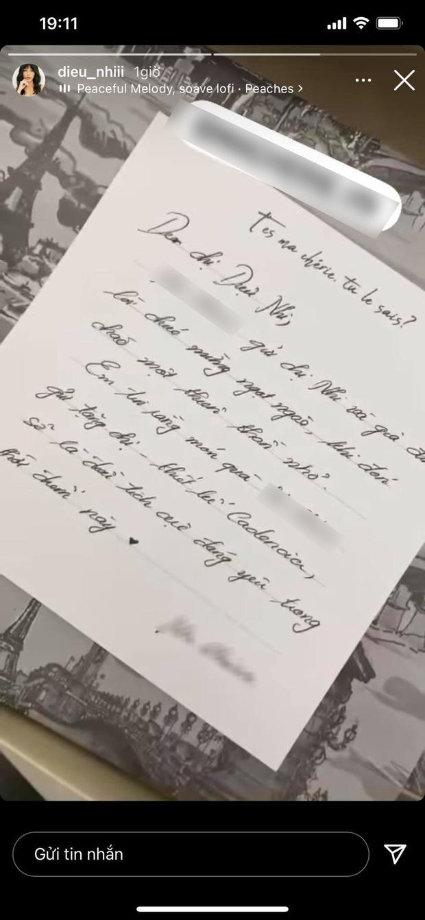 Bạn gái Anh Tú để "hớ" thiệp được nhãn hàng chúc mừng vì vừa chào đón thành viên mới.