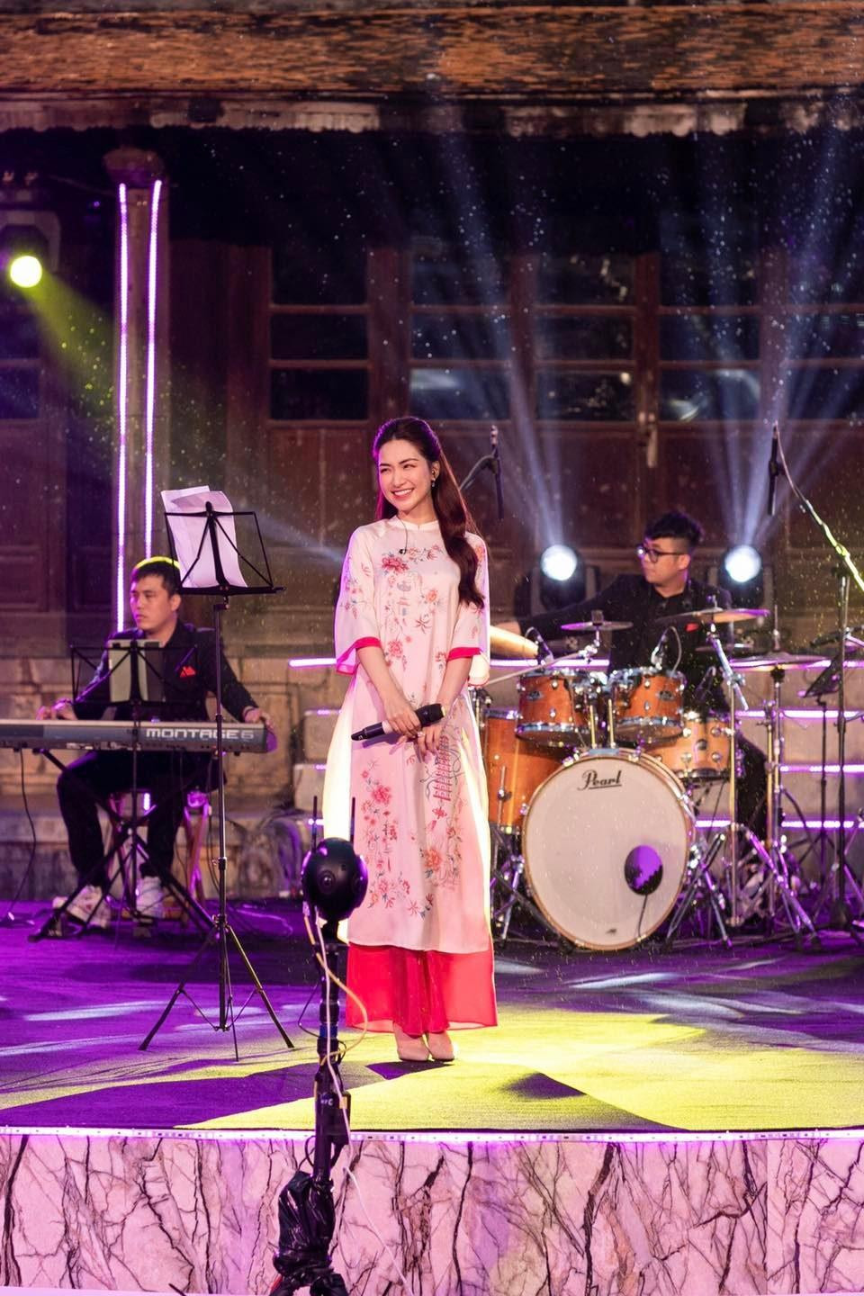 Hình ảnh nữ ca sĩ tham gia biểu diễn ở Huế.