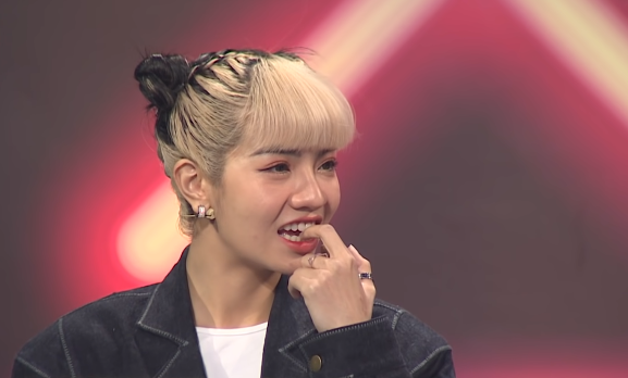 Cô nàng có thái độ lịch sự và có nhiều biểu cảm dễ thương trong quá trình tham gia chương trình. Cô nàng có thái độ lịch sự và có nhiều biểu cảm dễ thương trong quá trình tham gia chương trình.