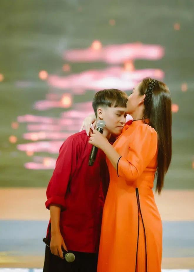 Hình ảnh của cố nghệ sĩ Phi Nhung và Hồ Văn Cường khi xưa khiến nhiều người xúc động. Hình ảnh của cố nghệ sĩ Phi Nhung và Hồ Văn Cường khi xưa khiến nhiều người xúc động.