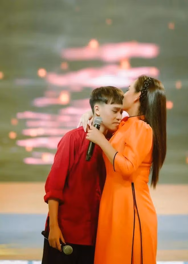 Hình ảnh của cố nghệ sĩ Phi Nhung và Hồ Văn Cường khi xưa khiến nhiều người xúc động.