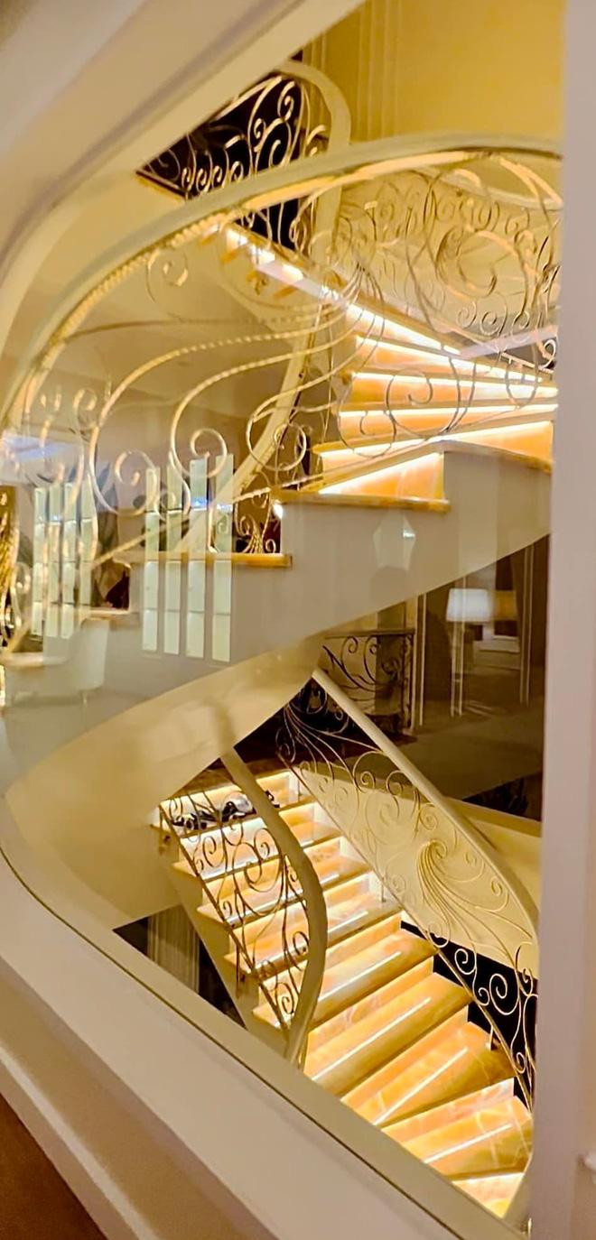 Ngay cả cầu thang của căn biệt thự cũng khiến dân tình ngỡ ngàng về sự hào nhoáng. Ngay cả cầu thang của căn biệt thự cũng khiến dân tình ngỡ ngàng về sự hào nhoáng.