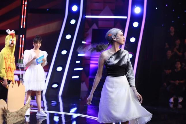 Sự "lầy lội" của nàng Hậu khiến MC Trường Giang cũng phải "bó tay". Sự "lầy lội" của nàng Hậu khiến MC Trường Giang cũng phải "bó tay".