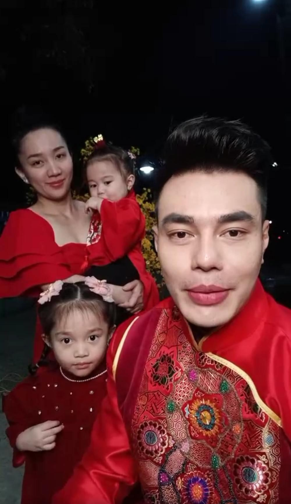 Gia đình nam nghệ sĩ cùng diện áo dài để tặng quà Tết cho mọi người. Gia đình nam nghệ sĩ cùng diện áo dài để tặng quà Tết cho mọi người.