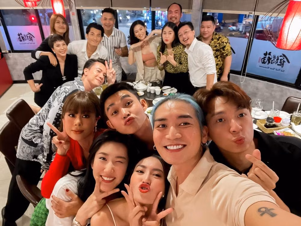 Nam ca sĩ nhanh chóng thân thiết với các thành viên trong chương trình Running Man khiến khán giả bất ngờ trước khả năng ngoại giao của anh.