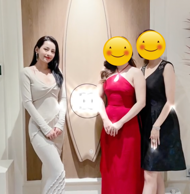 Chi Pu chụp ảnh cùng bạn cô và mẹ của "bạn trai tin đồn".