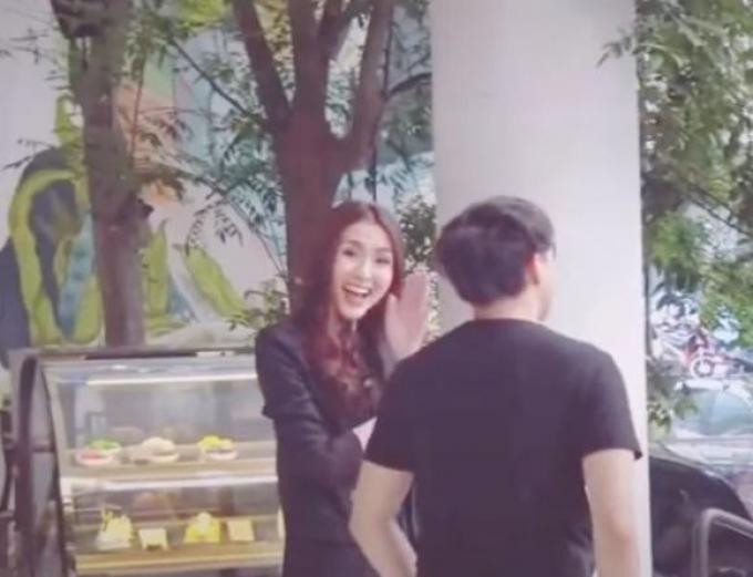 Khi phát hiện có camera, nàng "ngọc nữ" mau chóng vẫy tay chào thân thiện. Khi phát hiện có camera, nàng "ngọc nữ" mau chóng vẫy tay chào thân thiện.