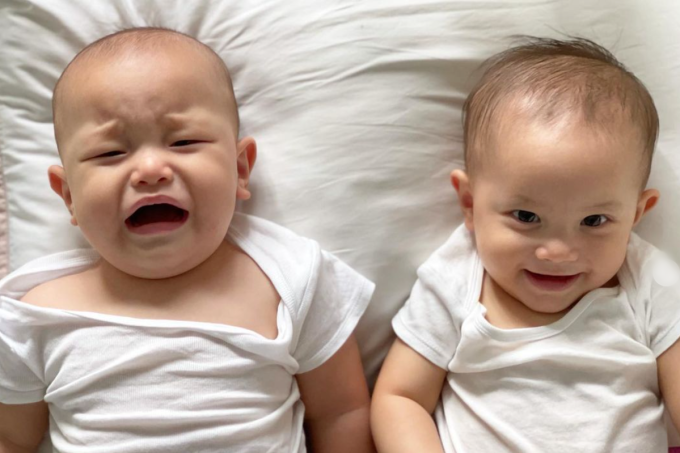 Leon hay khóc, háu ăn và năng động hơn chị Lisa.