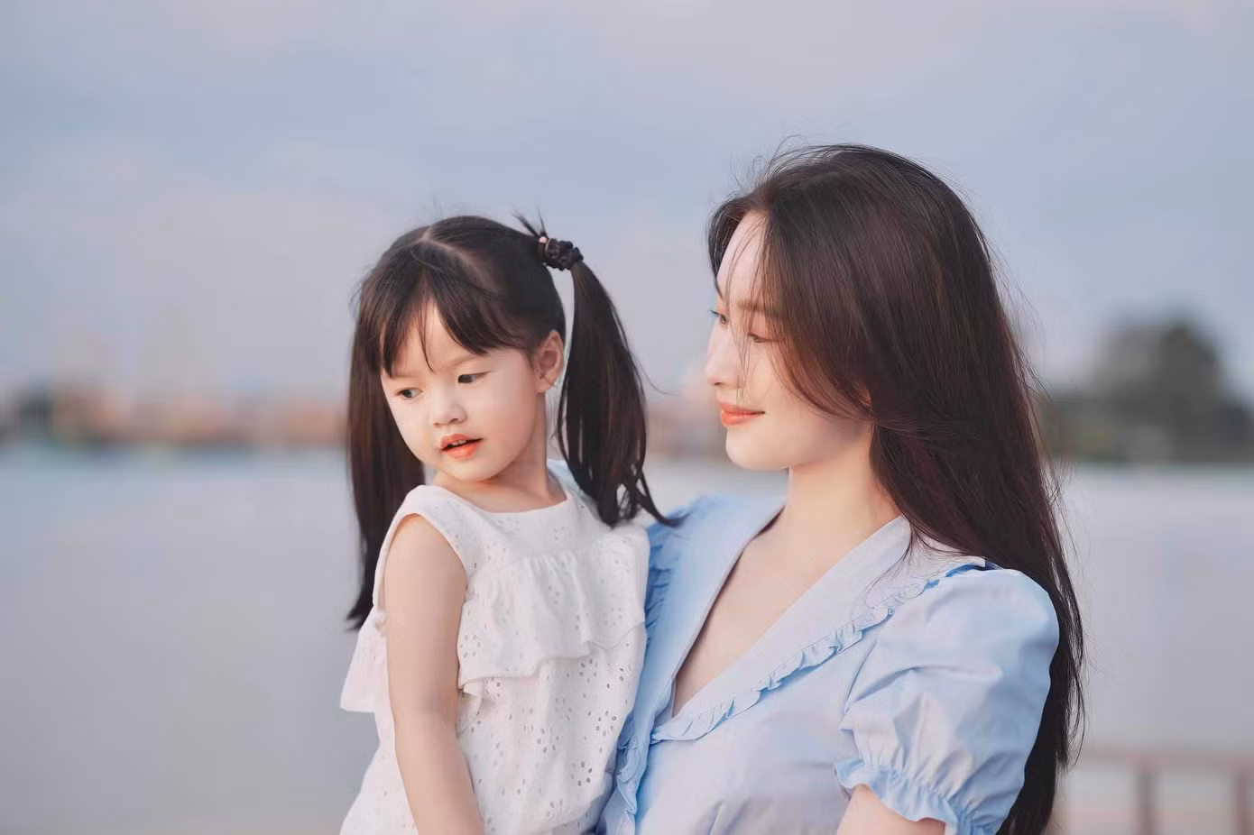 Nhóc tỳ thừa hưởng những đường nét thanh tú giống mẹ.