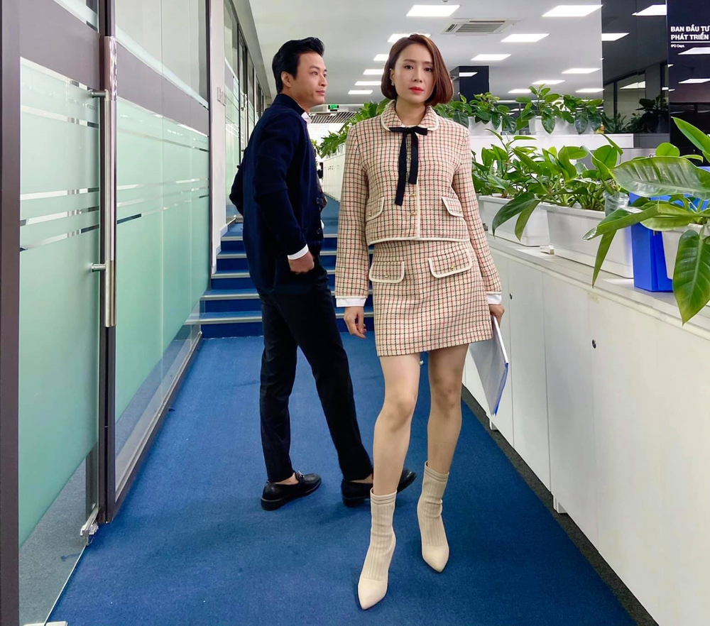 Phong cách sang chảnh, thanh lịch của Minh Châu trong "Hướng Dương Ngược Nắng". Phong cách sang chảnh, thanh lịch của Minh Châu trong "Hướng Dương Ngược Nắng".