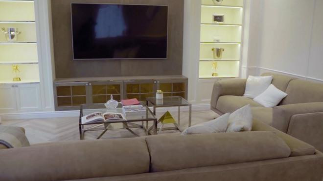 Phòng khách phủ tông trầm chủ đạo, nội thất bày trí đơn giản nhưng tinh tế. Phòng khách phủ tông trầm chủ đạo, nội thất bày trí đơn giản nhưng tinh tế.