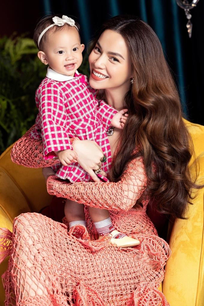 Lisa hiền dịu, thục nữ bên mẹ Hồ Ngọc Hà