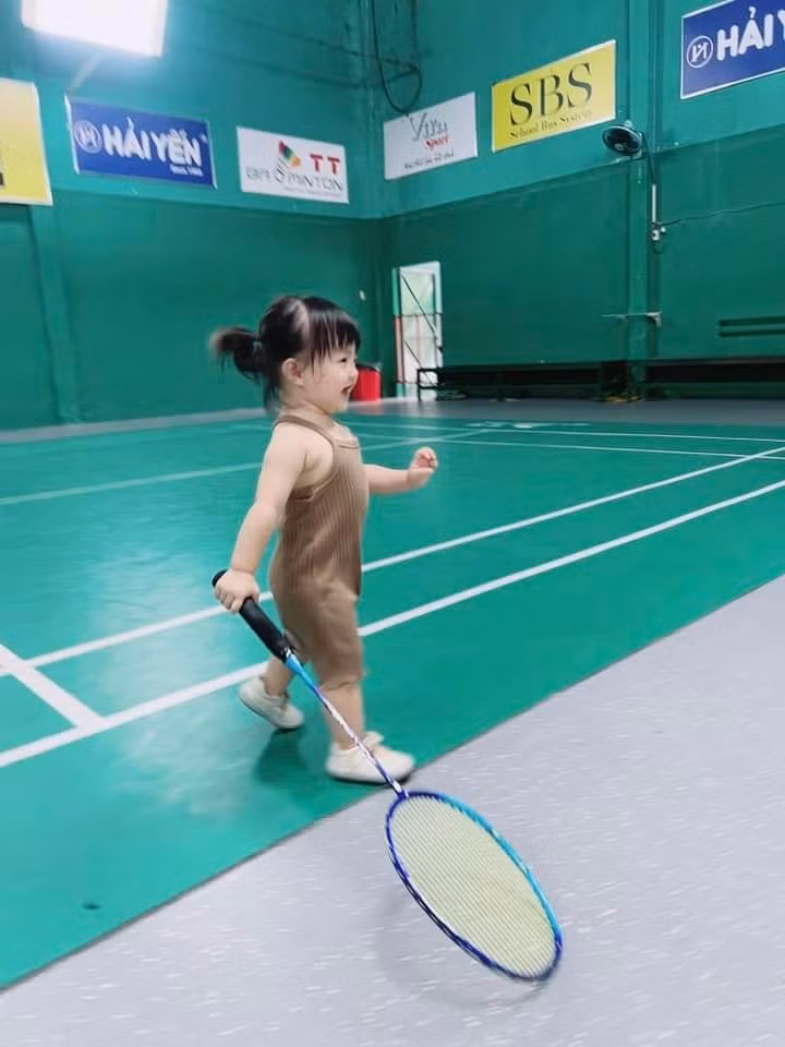 Cây vợt quá khổ cũng không ngăn chặn được chiến thắng của Winnie.