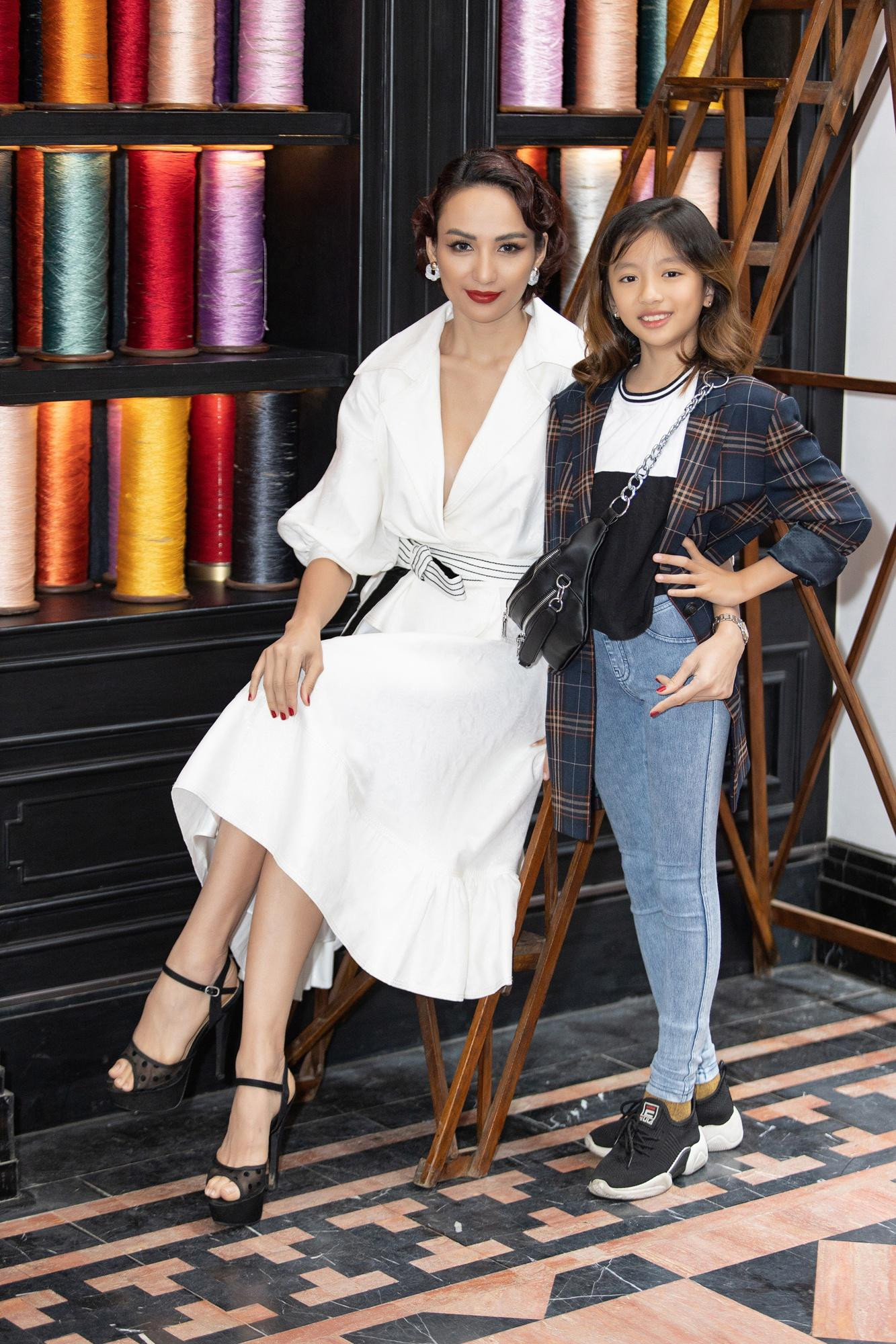 Hoa hậu Ngọc Diễm và con gái Chiko.