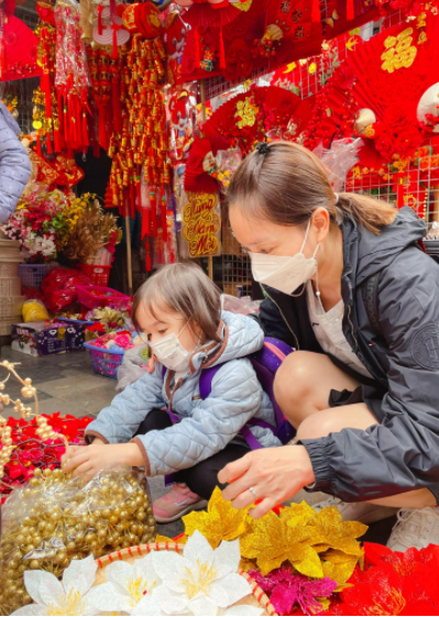 Hai mẹ con Lan Phương chăm chú chọn lựa đồ trang trí. Hai mẹ con Lan Phương chăm chú chọn lựa đồ trang trí.