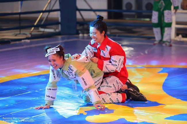 Cảnh vật lộn nhiệt tình của hai nữ nghệ sĩ khiến mọi người bật cười.