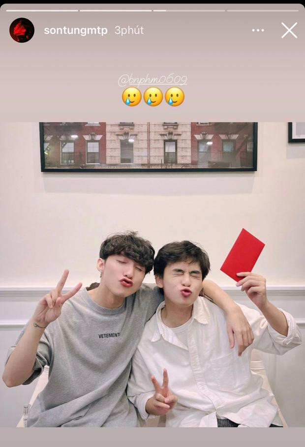Mồng 9, Ben Phạm xuất hiện trên trang cá nhân của Sơn Tùng với bộ đồ y hệt. Mồng 9, Ben Phạm xuất hiện trên trang cá nhân của Sơn Tùng với bộ đồ y hệt.
