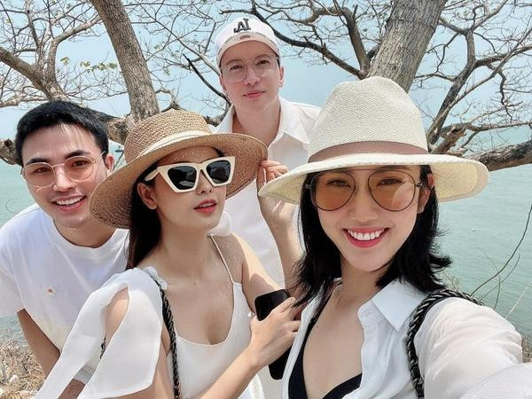 Thúy Ngân, Trương Quỳnh Anh, S.T Sơn Thạnh thích thú chụp ảnh chung. Thúy Ngân, Trương Quỳnh Anh, S.T Sơn Thạnh thích thú chụp ảnh chung.