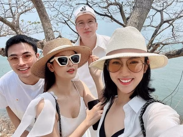 Thúy Ngân, Trương Quỳnh Anh, S.T Sơn Thạnh thích thú chụp ảnh chung.