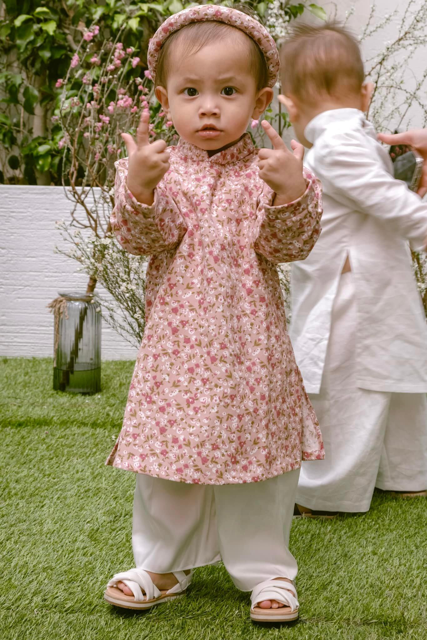 Lisa tạo dáng Hip-Hop cool ngầu khiến mọi người bật cười. Lisa tạo dáng Hip-Hop cool ngầu khiến mọi người bật cười.