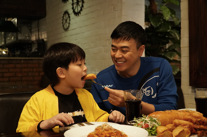 Tuấn Tú vào vai Duy Anh, người đàn ông 18 năm nội trợ. Tuấn Tú vào vai Duy Anh, người đàn ông 18 năm nội trợ.