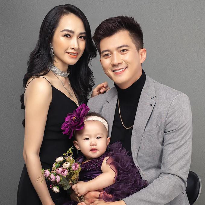 Hà Việt Dũng bên bà xã Hà Nhung và con gái. Hà Việt Dũng bên bà xã Hà Nhung và con gái.