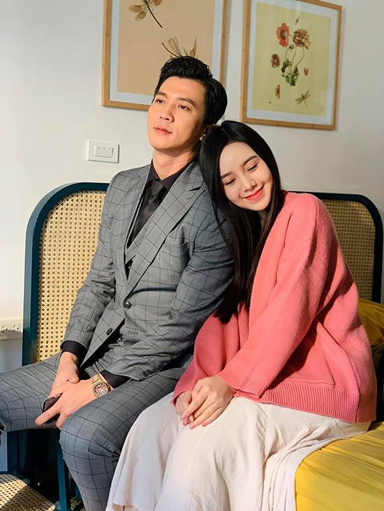 Hà Việt Dũng đóng vai "Sở Khanh", lừa tình Quỳnh Kool trong phim "Hãy Nói Lời Yêu". Hà Việt Dũng đóng vai "Sở Khanh", lừa tình Quỳnh Kool trong phim "Hãy Nói Lời Yêu".