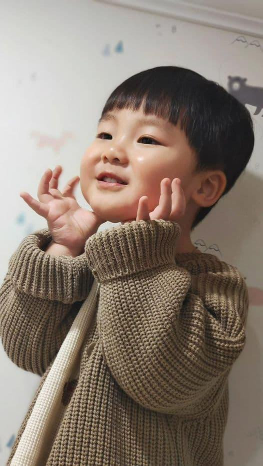 Tạo hình ngố tàu mới đây nhất của Bo khiến dân tình thích thú.