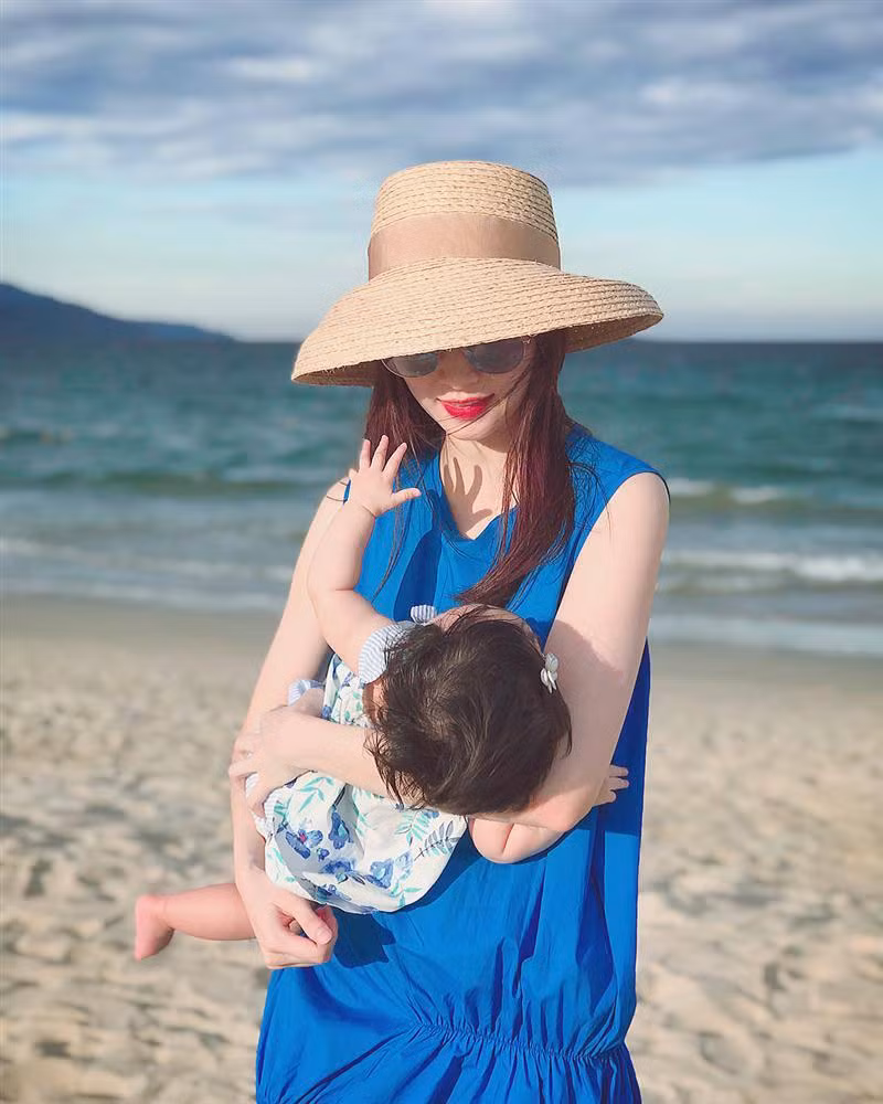 "Thần tiên tỷ tỷ" thường tìm cách giấu mặt con gái khi Sophie còn bé.