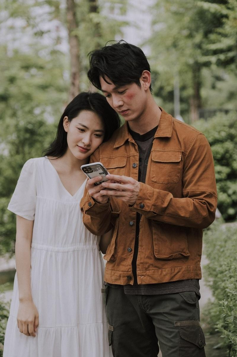 Phản ứng hóa học giữa hai diễn viên Minh Trang - Song Luân cũng khiến dân tình xôn xao. Phản ứng hóa học giữa hai diễn viên Minh Trang - Song Luân cũng khiến dân tình xôn xao.