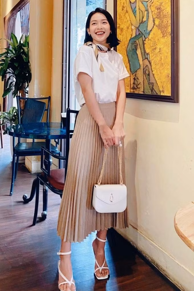 Khả Ngân không ngừng phối nhiều item để đa dạng phong cách cho nhân vật.