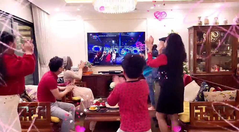 Đại gia đình vui mừng khi nam diễn viên được gọi tên.