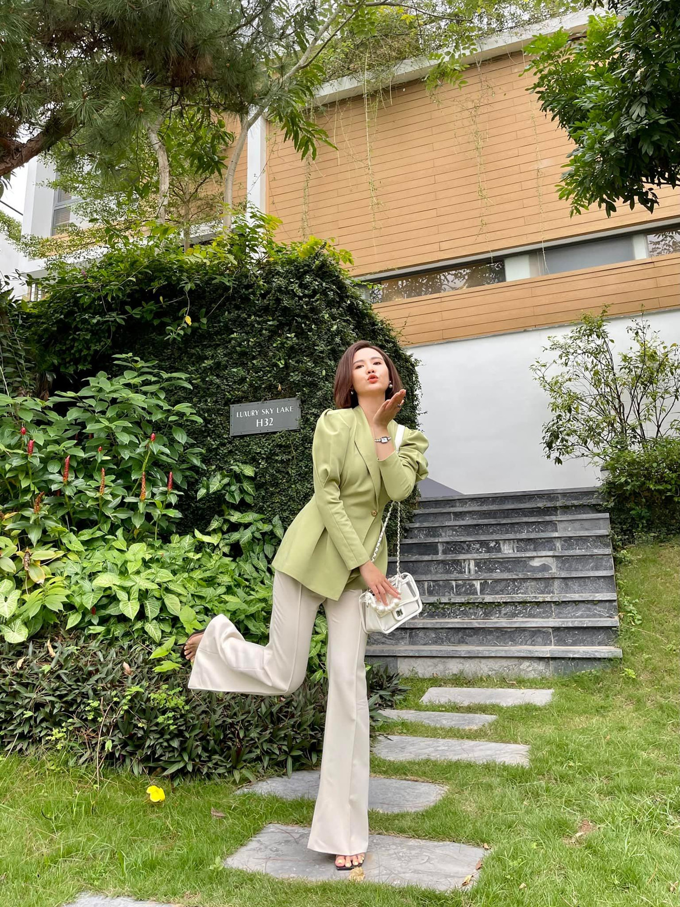 Trái ngược với bề ngoài cứng nhắc là một Vân Trang ngọt ngào, trẻ trung. Trái ngược với bề ngoài cứng nhắc là một Vân Trang ngọt ngào, trẻ trung.