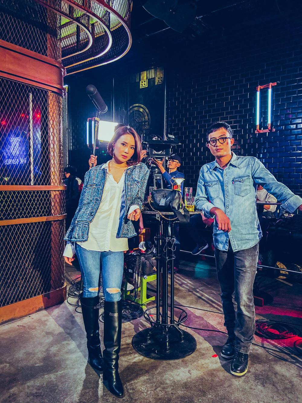 Hồng Diễm linh hoạt thay đổi trang phục phù hợp với hoàn cảnh. Hồng Diễm linh hoạt thay đổi trang phục phù hợp với hoàn cảnh.