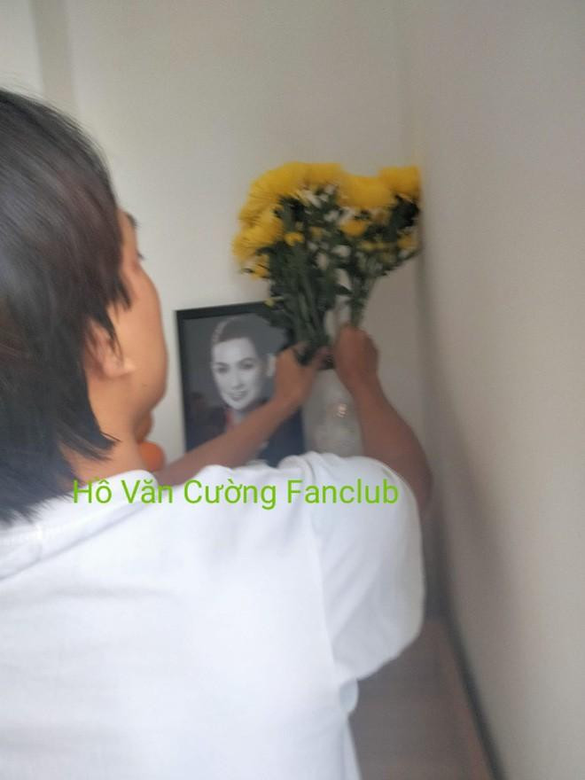 Vào ngày 5/1 vừa qua, hình ảnh được cho là Hồ Văn Cường đã lập bàn thờ mẹ nuôi tại nơi ở mới để thờ phụng khiến dân tình xôn xao. Vào ngày 5/1 vừa qua, hình ảnh được cho là Hồ Văn Cường đã lập bàn thờ mẹ nuôi tại nơi ở mới để thờ phụng khiến dân tình xôn xao.